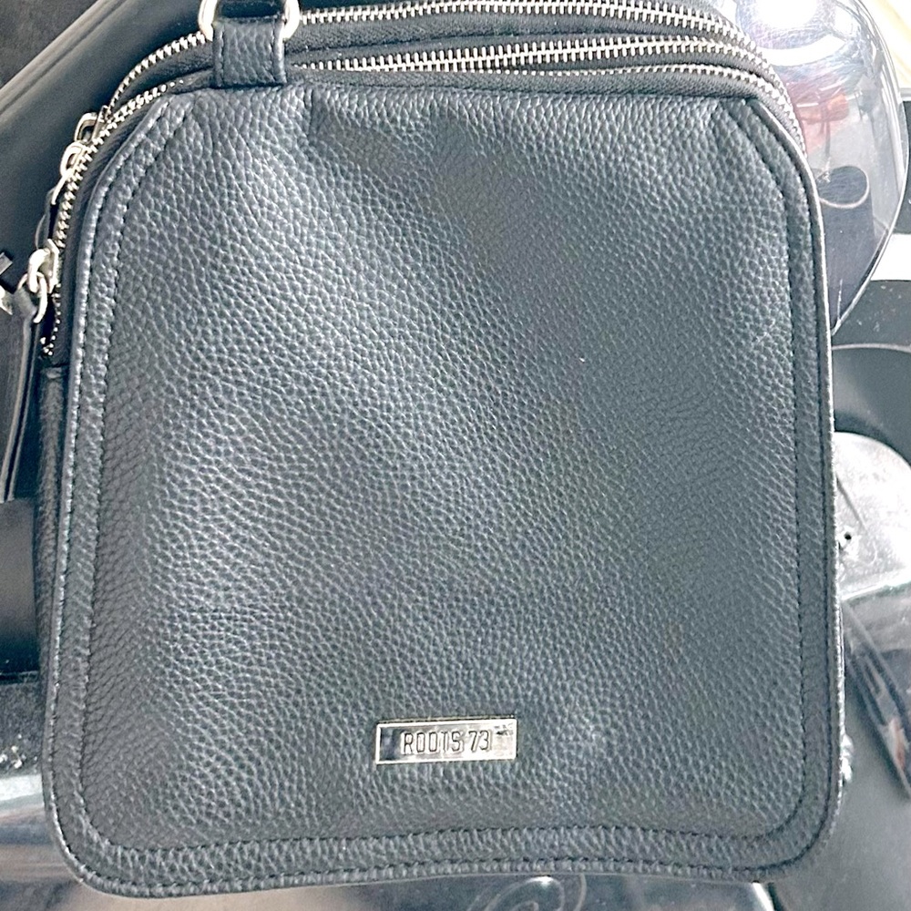 Roots NEW Black pebble Leather Men'/ Women’s bag.also have Navy Blue Worn once.